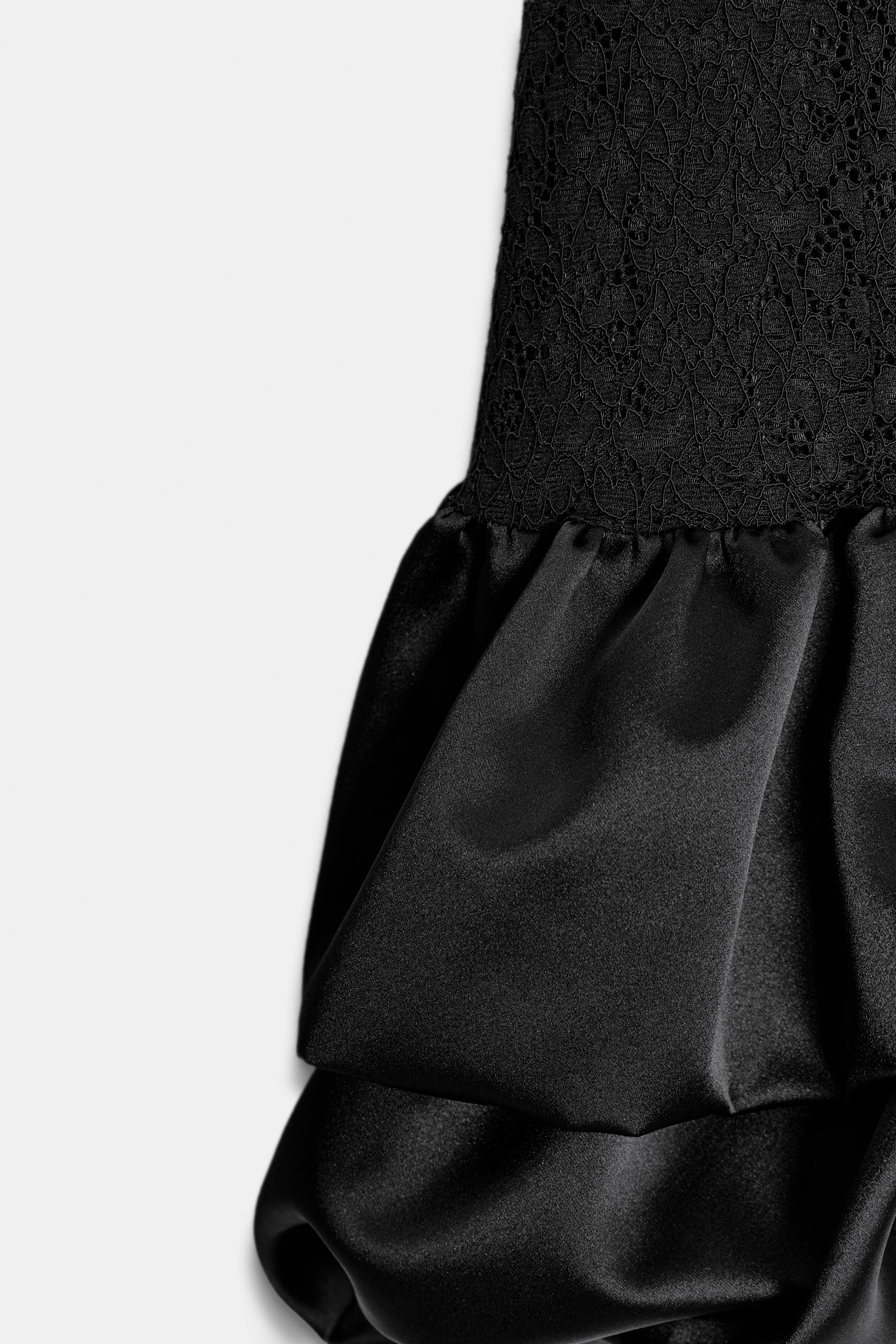 ROBE COURTE EN MATIÈRES VARIÉES ET DENTELLE